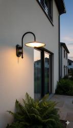 Lanterna da parete con braccio nero e cappello rame